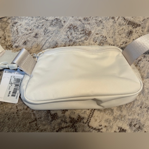 NWT 2026 The Players Lululemon White Everywhere Belt Bag - Picture 5 of 5